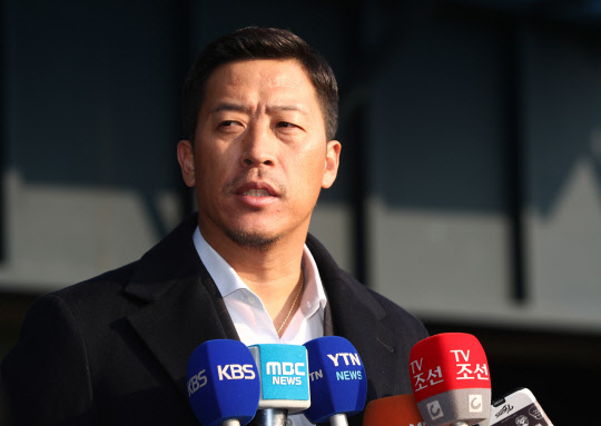 엘지트윈스의 이병규 선수가 25일 오후 서울 송파구 잠실야구경기장에서 은퇴 기자회견을 하고 있다. 사진=연합뉴스